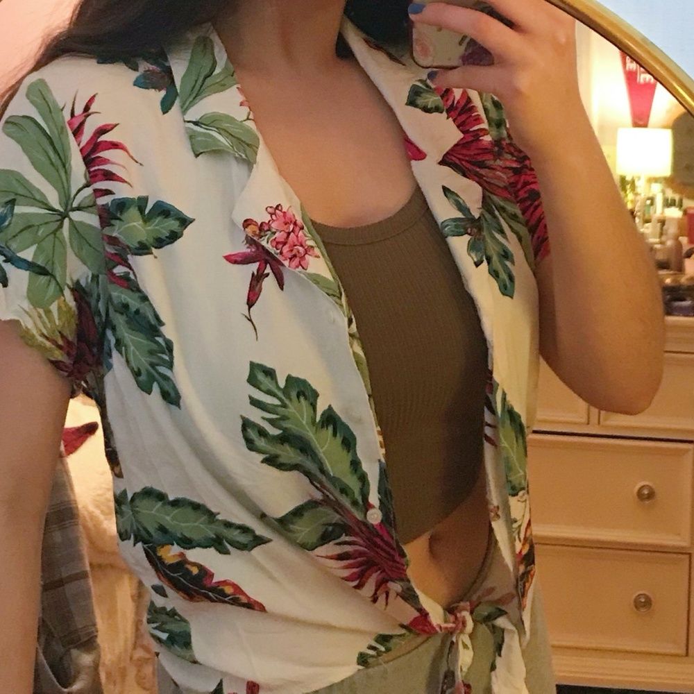 Floral/Hawaiian Pattern Button-up Blouse